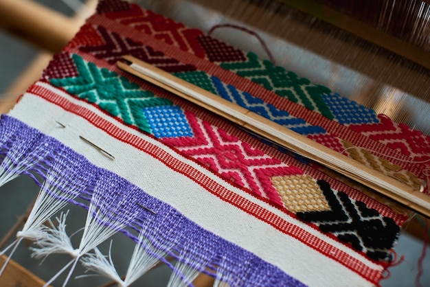 Foto el proceso de fabricación de textiles en telar.