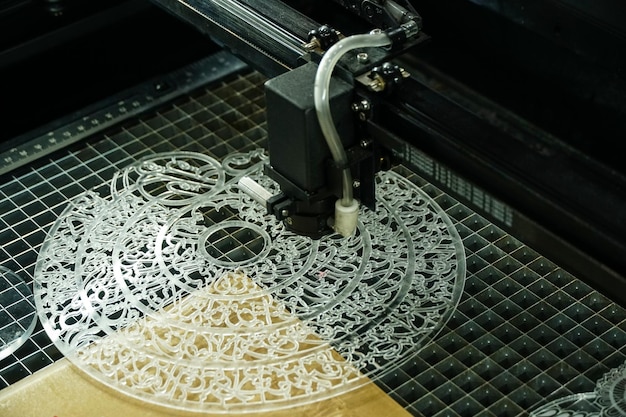 El proceso de fresadora cnc patrón de corte CNC en máquina de láminas de plástico funciona en la línea de producción de muebles Fabricación industrial