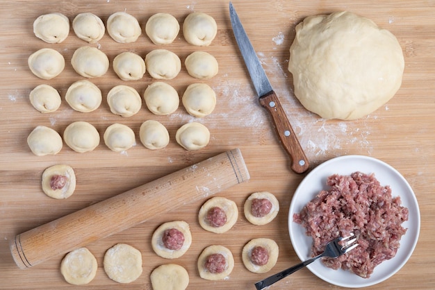 El proceso de hacer albóndigas caseras Carne picada en la masa Comida rusa