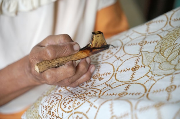 El proceso de hacer batik batik es una moda de arte tradicional hecha a mano de indonesia