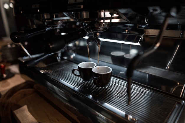 El proceso de hacer café con una máquina de café espresso.
