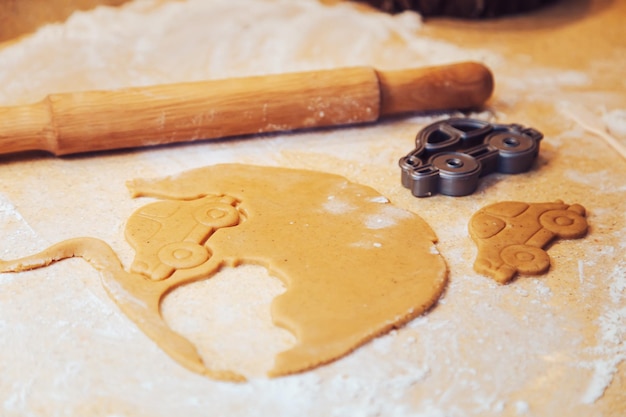 El proceso de hacer galletas de Halloween de pan de jengibre