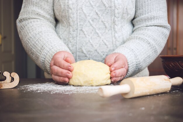 Proceso de hacer galletas de navidad.