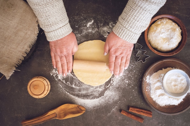 Proceso de hacer galletas de navidad.