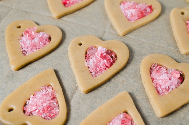 El proceso de hacer galletas y pan de jengibre de Navidad.