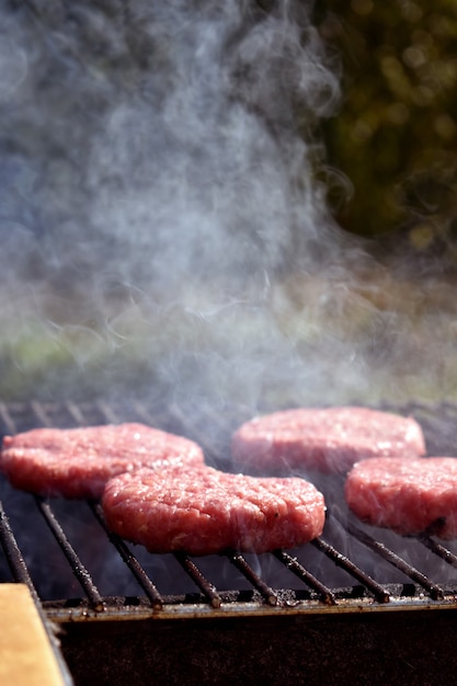 El proceso de hacer hamburguesas a la parrilla.