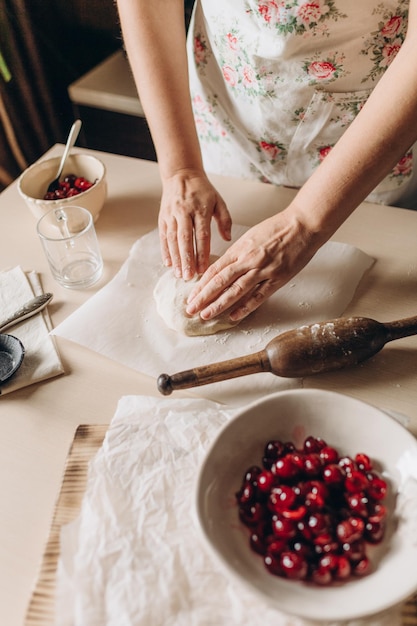 el proceso de hacer masa en la cocina en casa cocinar en casa las manos femeninas preparan la comida