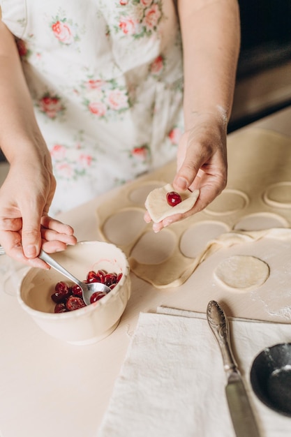 el proceso de hacer masa en la cocina en casa cocinar en casa las manos femeninas preparan la comida