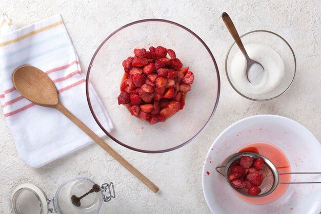 El proceso de hacer mermelada de fresa en la vista superior de la cocina casera