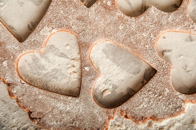 El proceso de hacer pan de jengibre. Masa de corazón de harina plana