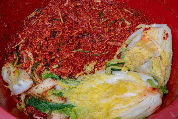 Foto el proceso de hacer un plato tradicional coreano kimchi