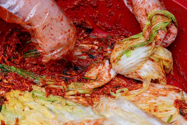 El proceso de hacer un plato tradicional coreano kimchi