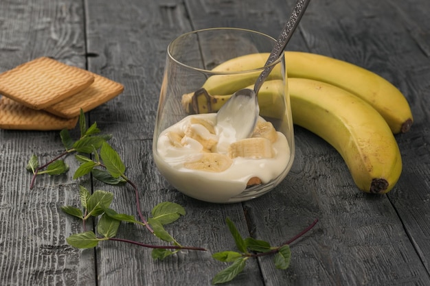 El proceso de hacer postre de plátano y galletas y yogur.