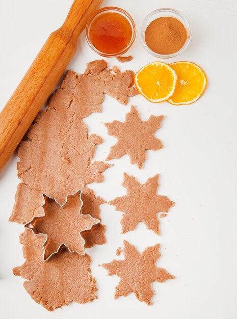 proceso de hornear galletas de Navidad