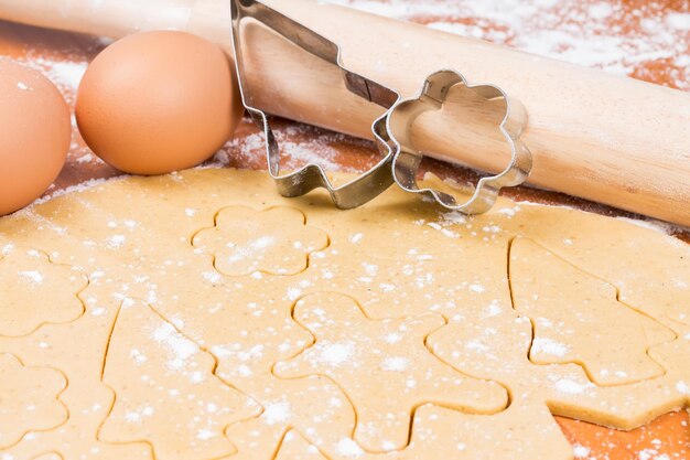 Foto el proceso de hornear galletas navideñas caseras.