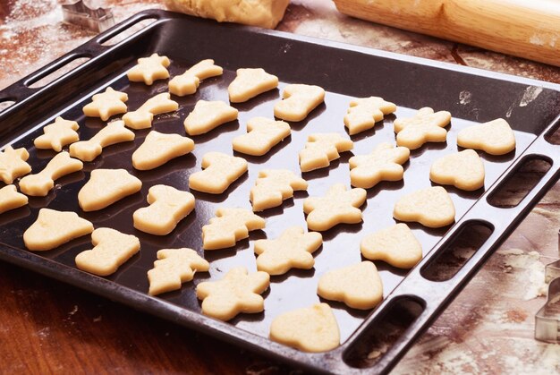 El proceso de hornear galletas navideñas caseras.