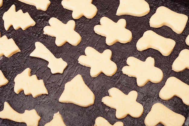 El proceso de hornear galletas navideñas caseras.