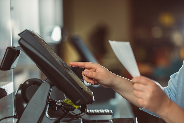 Proceso de impresión de factura para un cliente, procesador de tarjetas de crédito, impresora de recibos con factura de compra en papel y monitor de pantalla táctil, POS