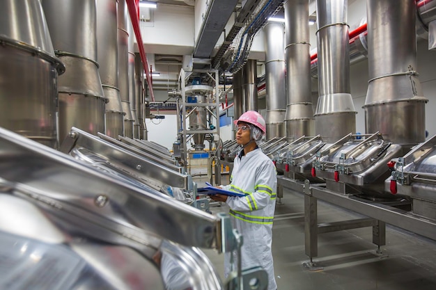 Proceso de inspección de trabajo masculino bodega de leche en polvo con acero inoxidable vertical