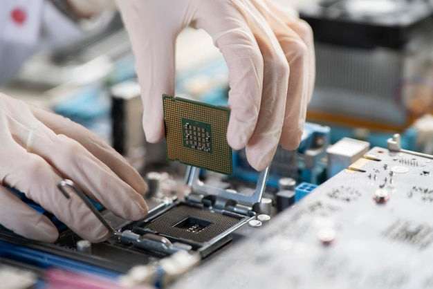 Foto el proceso de instalación del procesador en el zócalo de la cpu manos con guantes sosteniendo el chip