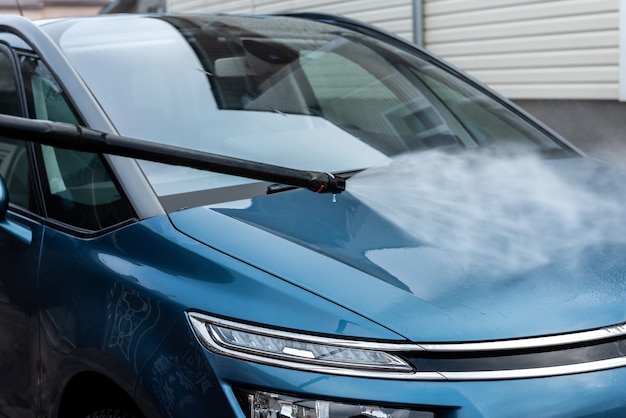 Foto proceso de lavado de coches con agua a alta presión.