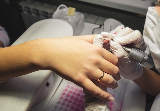 Foto proceso de manicura mano de mujer