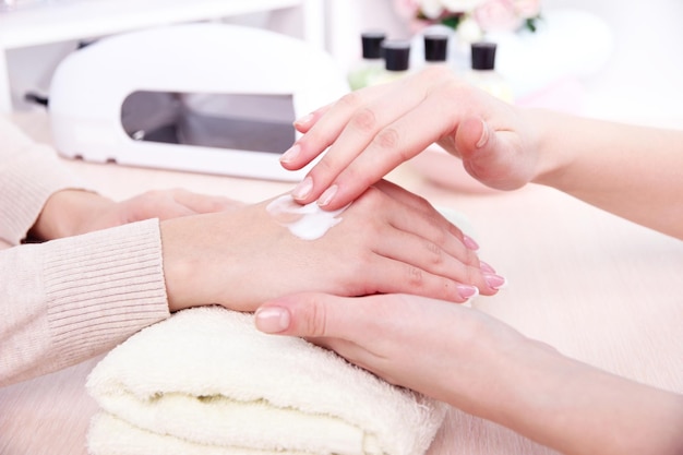 Proceso de manicura en salón de belleza de cerca