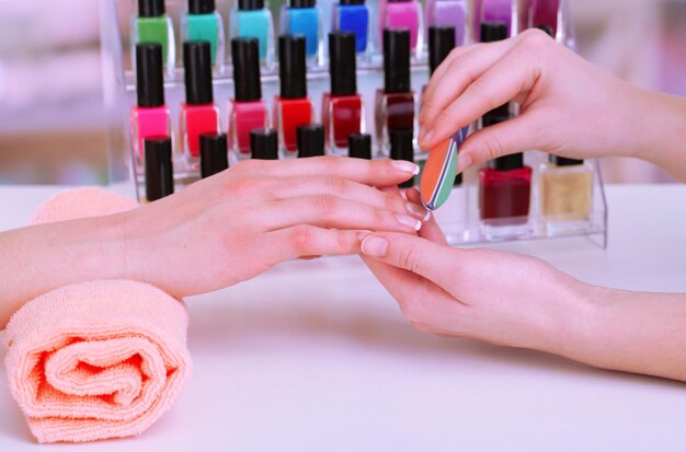 Proceso de manicura en salón de belleza de cerca