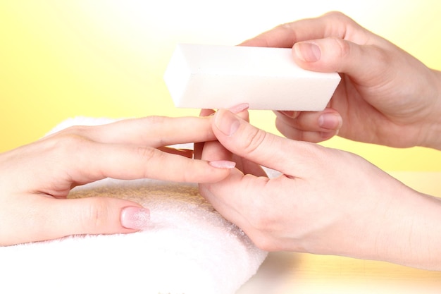 Proceso de manicura en el salón.