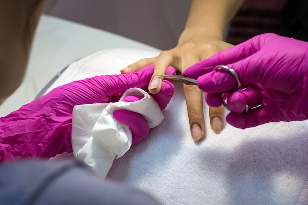 Proceso de manicura en el salón.