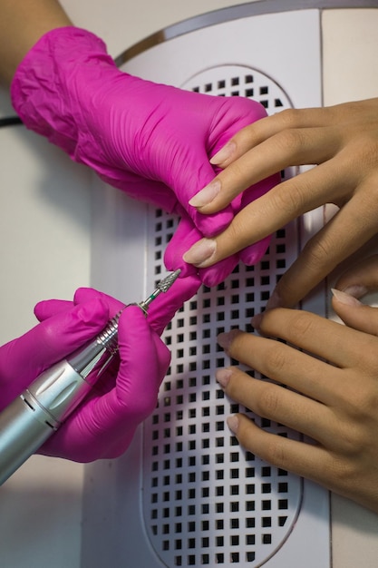 Proceso de manicura en el salón.