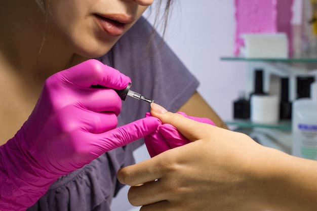 Proceso de manicura en el salón.