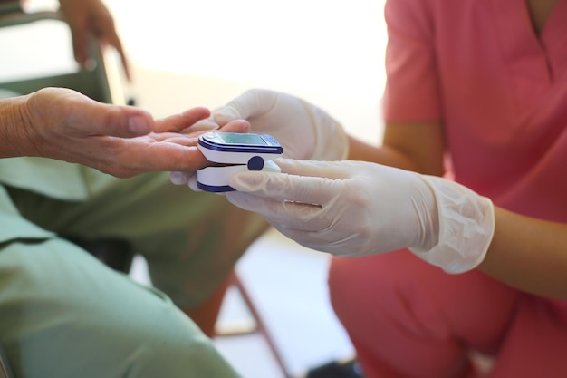 Proceso de medición del nivel de oxígeno en la sangre en un dedo.