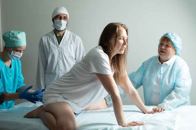 Proceso de nacimiento del niño ayudando al personal durante el parto.