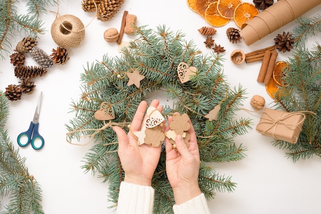 Proceso paso a paso para hacer una corona de árbol de Navidad en casa con ramas de abeto