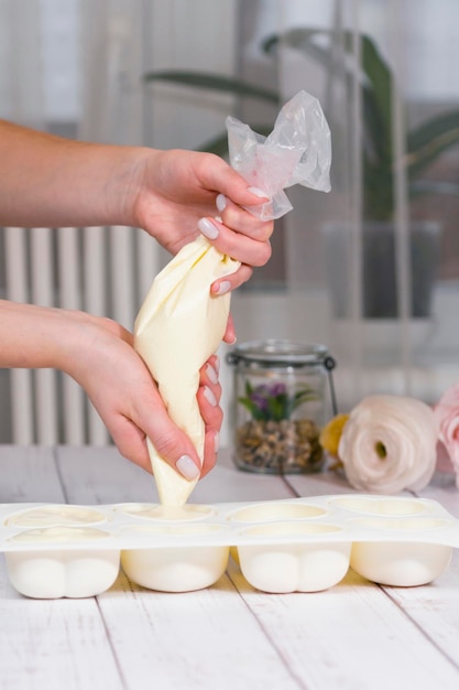 Proceso paso a paso de hacer pastel de mousse con glaseado de espejo Cocinar postre francés