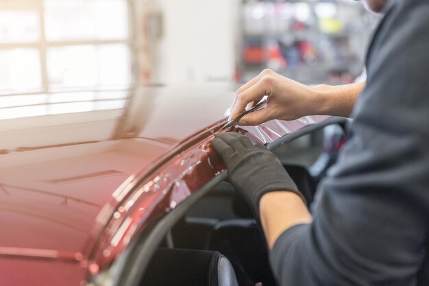 Proceso de pegado o envoltura de una nueva envoltura de aluminio en un concepto de detalle de automóvil