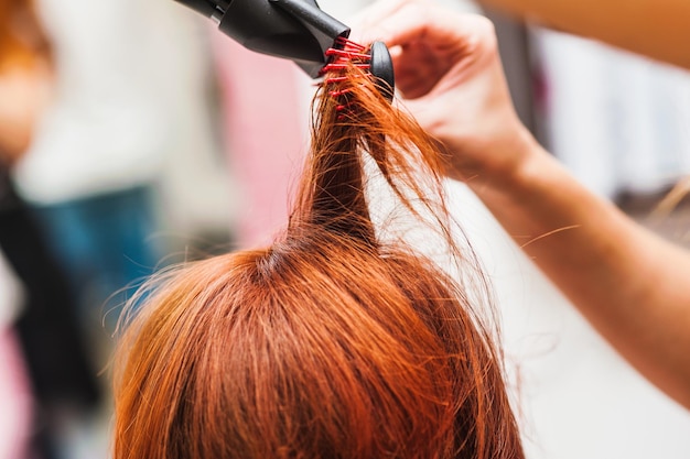 Proceso de peinado del cabello en salones de bellezaHerramientas para el cabello