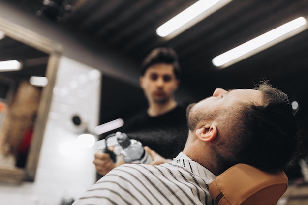 Proceso de peinado y corte de barba de peluquero Banner de barbería para hombres