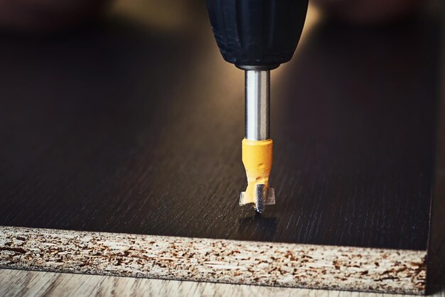 Foto proceso de perforación de la madera con una perforación cercana