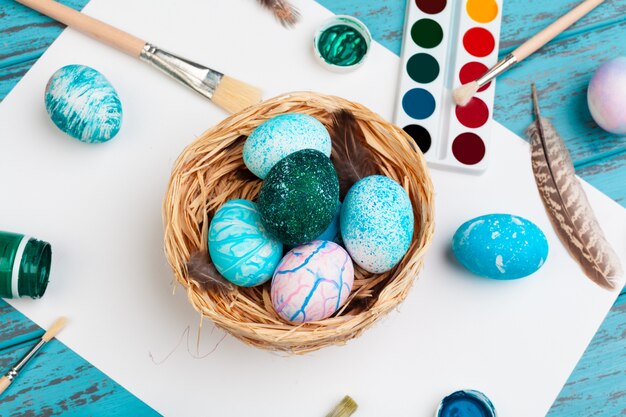 Proceso de pintar huevos de Pascua. Preparándose para la Pascua.