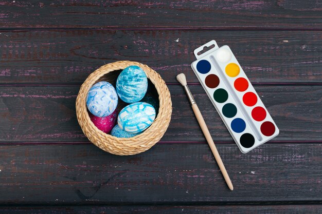 Proceso de pintar huevos de Pascua. Preparándose para la Pascua.