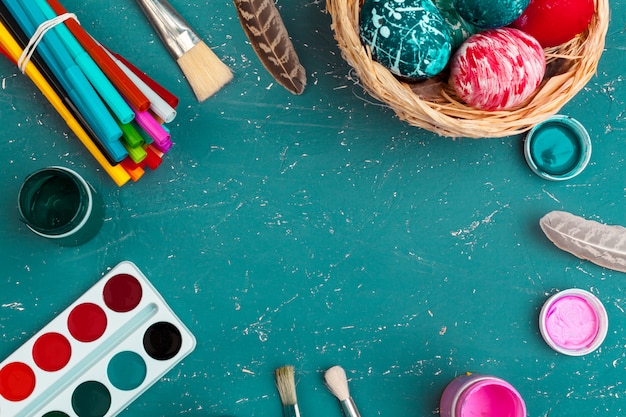 Proceso de pintar huevos de Pascua. Preparándose para la Pascua.