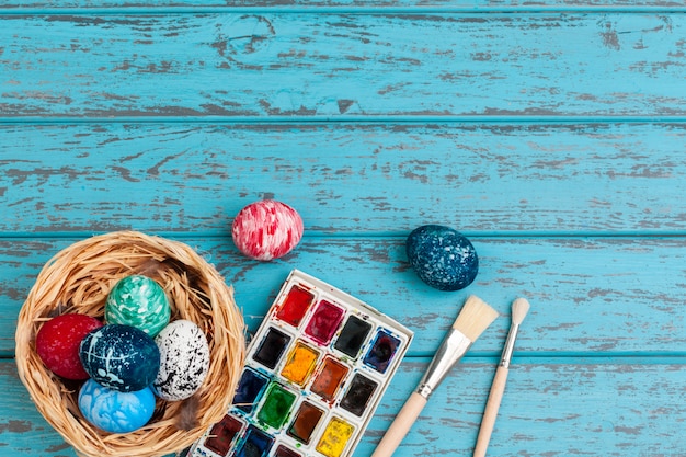 Proceso de pintar huevos de pascua