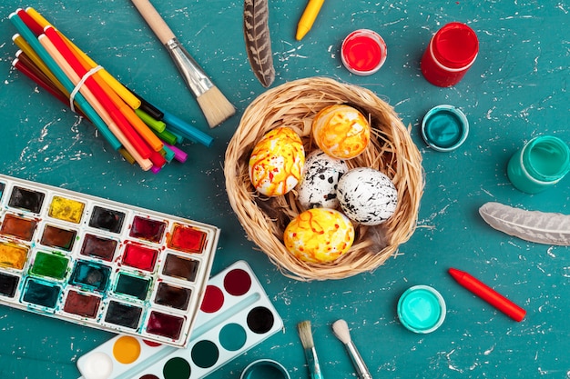 Proceso de pintar huevos de pascua