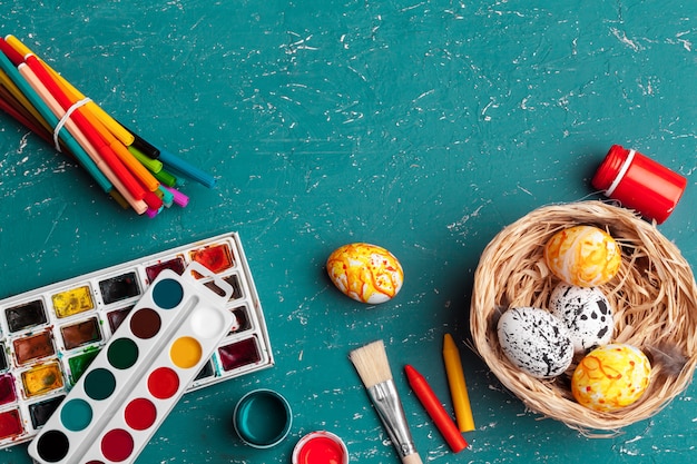 Proceso de pintar huevos de pascua