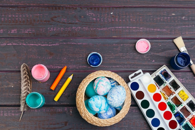 Proceso de pintar huevos de pascua