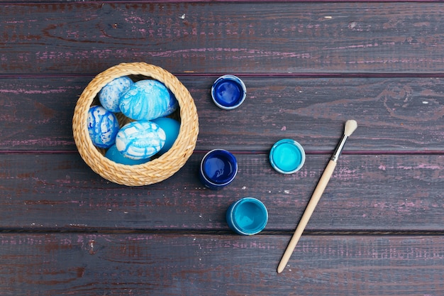 Proceso de pintar huevos de pascua