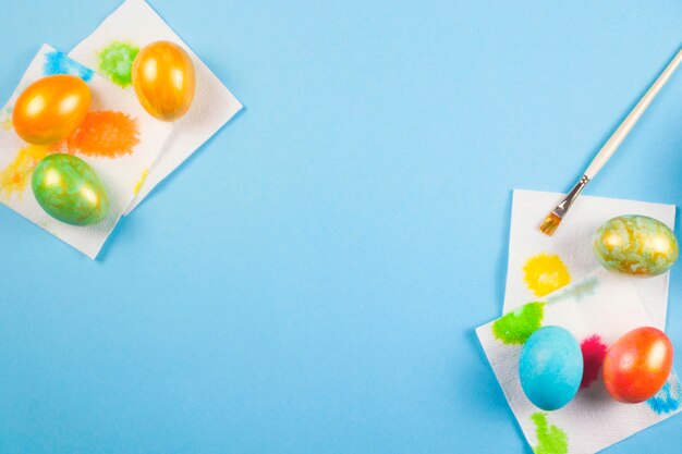 El proceso de pintar huevos de pascua