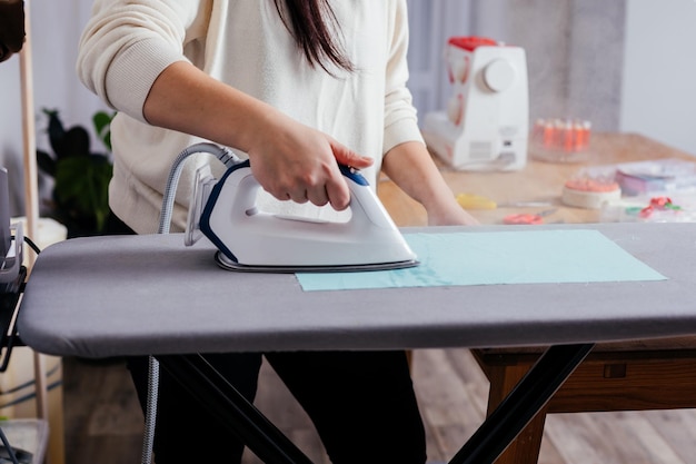 Proceso de planchado de textiles antes de cortar el patrón y coser